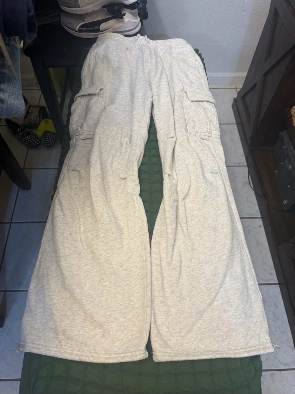 Hollister Wide-Leg Cargo Sweatpants in Light Gray